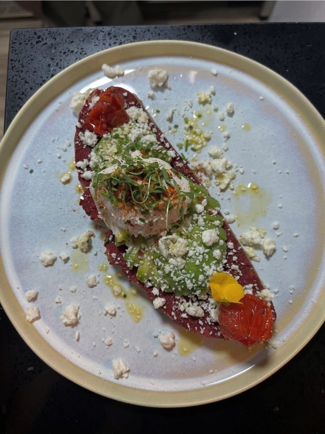 Tosta com atum, abacate e queijo fresco
