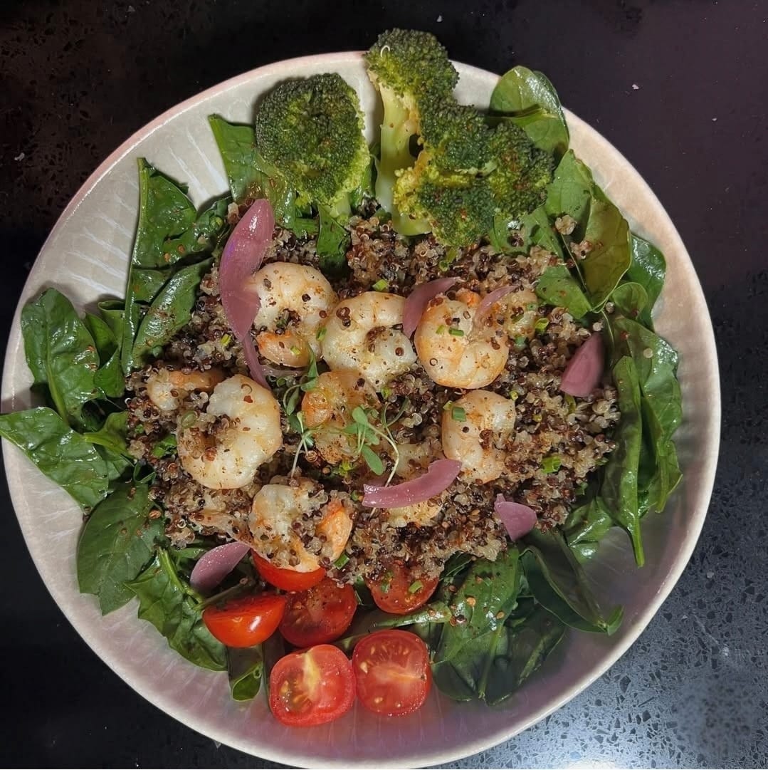 Bowl de quinoa com camarão e legumes frescos