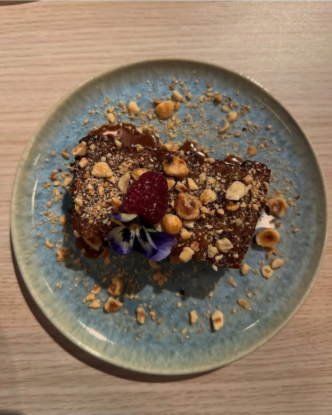 Bolo de chocolate com avelã e framboesa